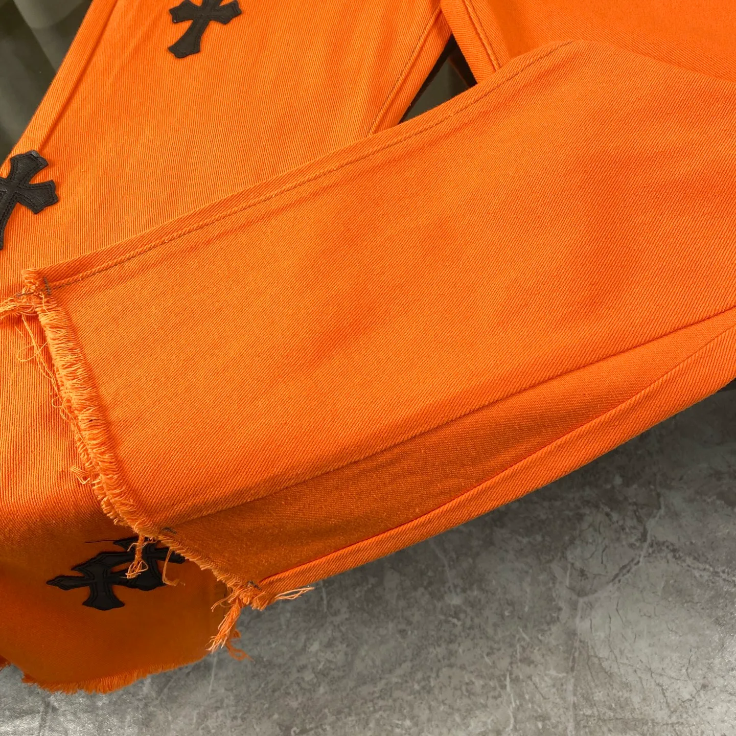 🅿️280 Chrome Hearts Orange Cow King Leather Flare Jeans 🌞It can be called the most summery style of Chrome Hearts. The vibrant orange is the unique and passionate color of summer. Wearing it, it seems to bring sunshine and dazzling.  These pants are modified based on Levi's genuine American-made 90 second-hand soleplates, and the quality is guaranteed. The sterling silver hardware accessories are full of texture and reflect fine light as the body moves, giving it a high-end feel. The lambskin leather craftsmanship is exquisite, the soft leather collides with the tough denim, and the design is full of sense.  The bell-bottom style is retro and fashionable. It not only modifies the shape of the legs, but also makes you walk with wind and full aura. Whether paired with a simple white T-shirt or a personalized short top, you can easily create an exclusive trendy look.  🔶The unique orange color stands out among the crowd of jeans and easily becomes the focus of your outfit.  Size covers M-XXL (corresponding to sizes 30-36),